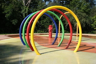 놀이공원 워터 파크에서 아이들 섬유 유리 물풀 슬라이드