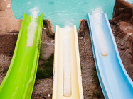놀이공원 워터 파크에서 아이들 섬유 유리 물풀 슬라이드