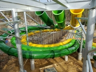 놀이공원의 섬유 유리 야외 나선형 슬라이드 물풀 슬라이드 놀이터